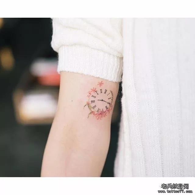 手臂时钟纹身图案