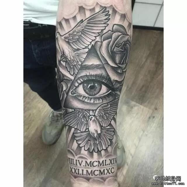 手臂上帝之眼纹身图案