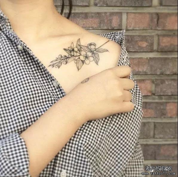 肩部花藤纹身图案
