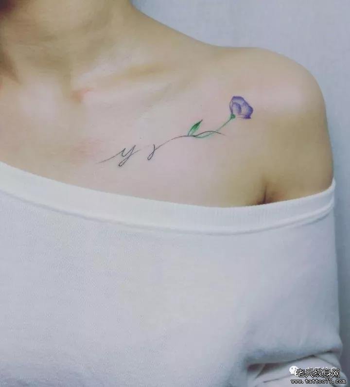 锁骨彩色英文花藤纹身图案
