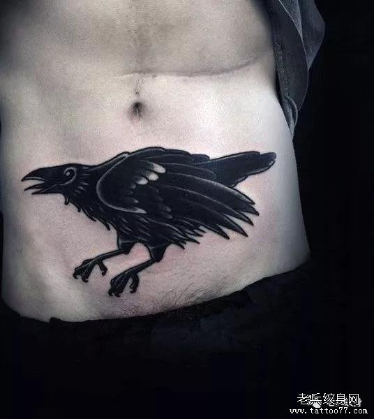 腹部鹰纹身图案