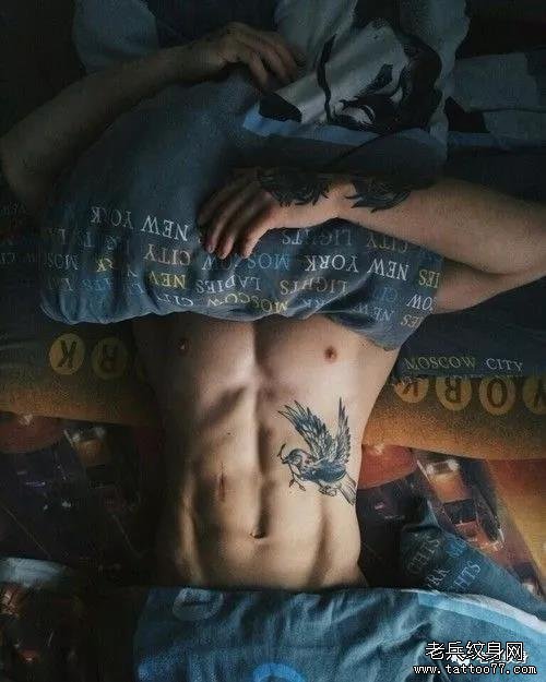 腹部燕子纹身图案