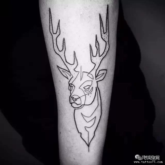 手臂线条鹿纹身图案
