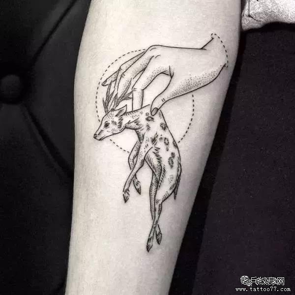 手臂点刺鹿手纹身图案