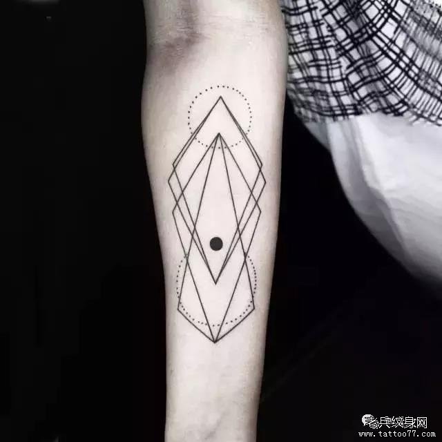 手臂几何线条纹身图案