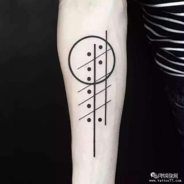 手臂几何圆形纹身图案