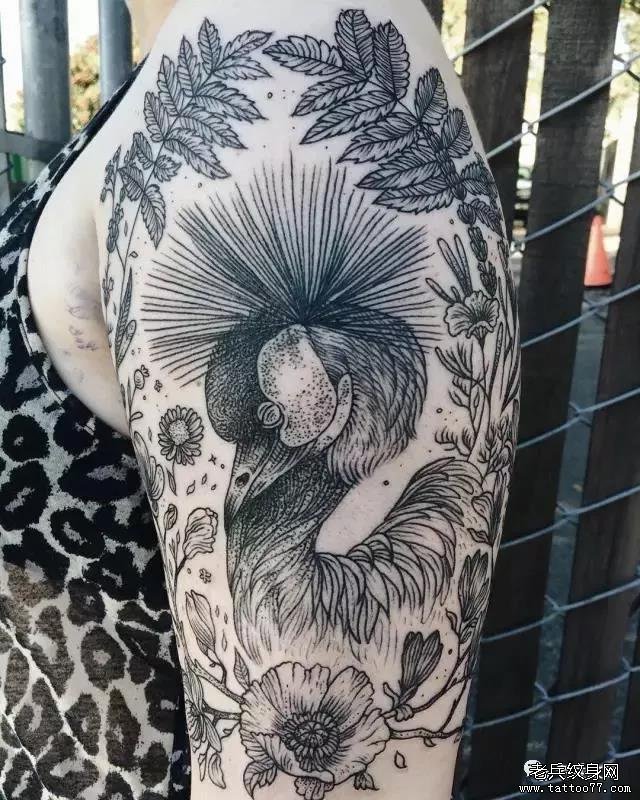 大臂花藤鸟点刺纹身图案