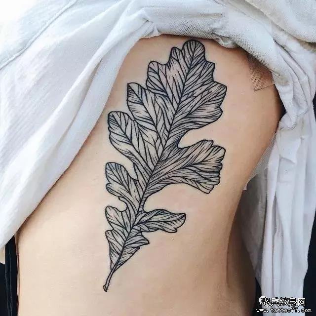 腿部树叶纹身图案