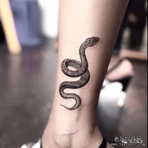 腿部蛇纹身图案
