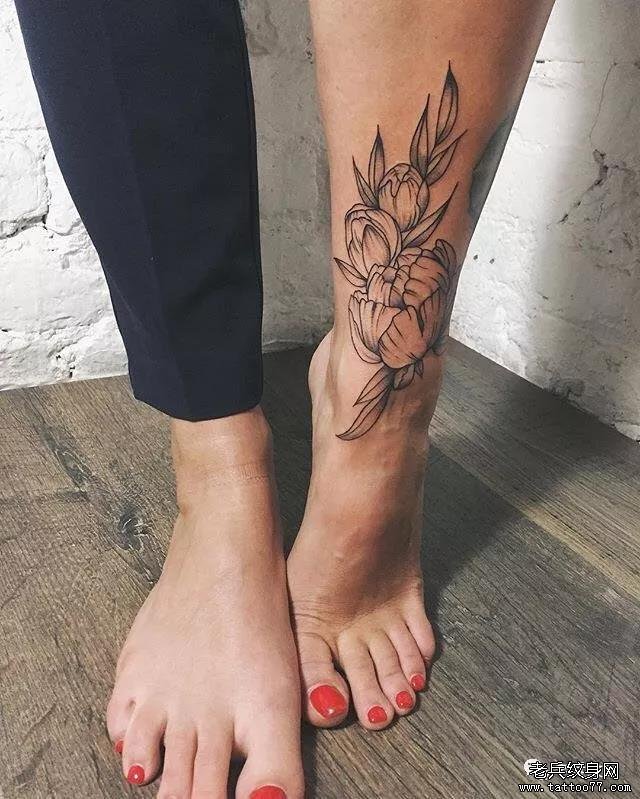 腿部花藤纹身图案