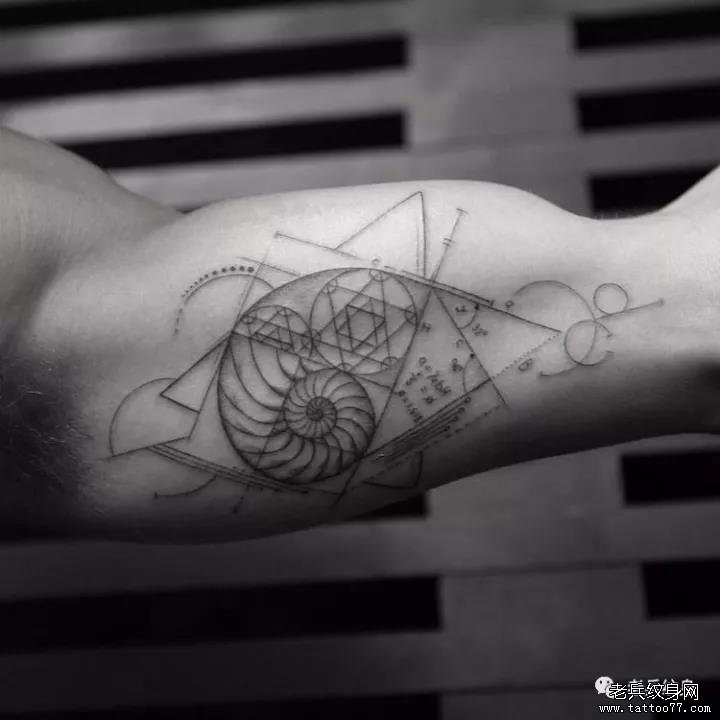 手臂几何三角方形纹身图案