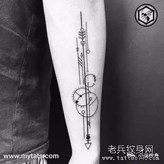 手臂线条纹身图案
