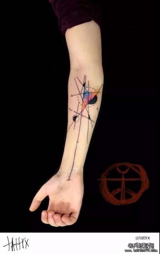 手臂水彩星球线纹身图案