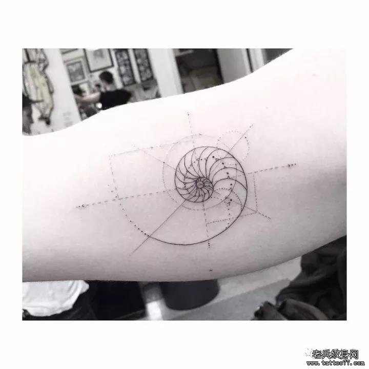 手臂简约线条纹身图案