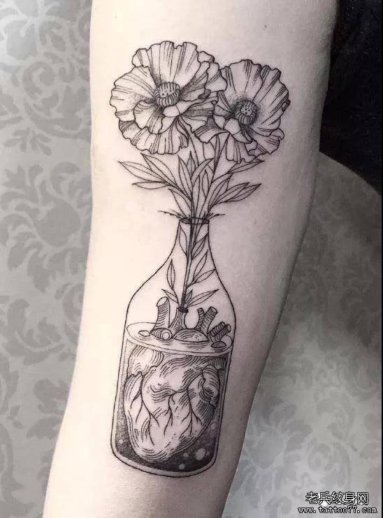 手臂素描花纹身图案