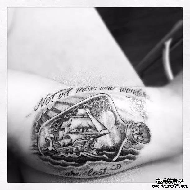 腿部英文瓶子船乌云纹身图案