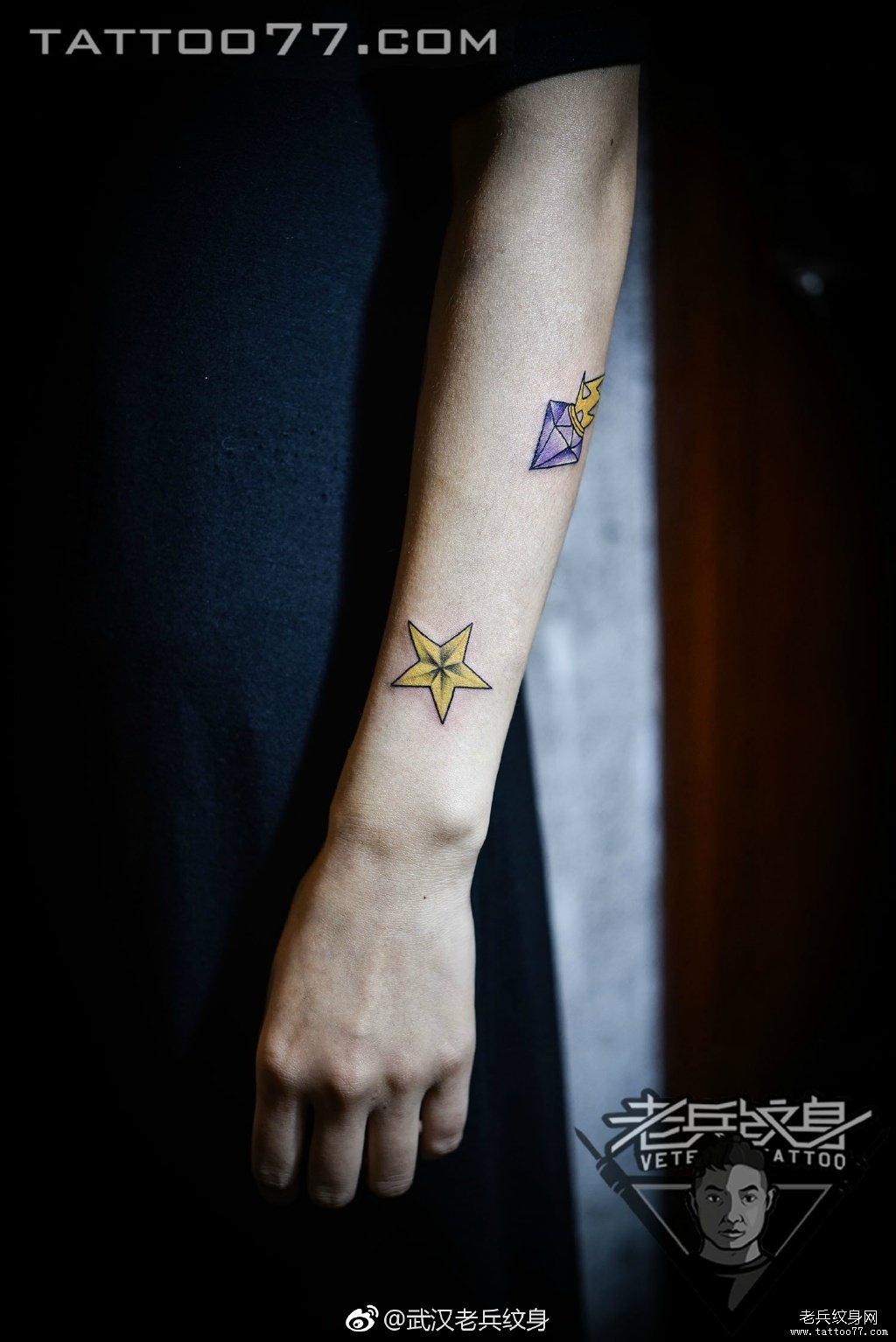 手臂彩色五角星纹身图案作品