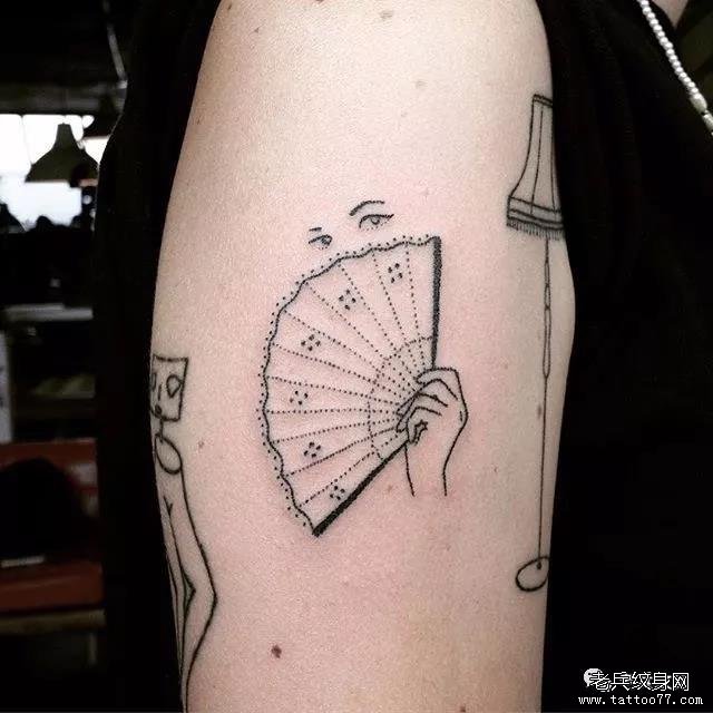 线条点刺扇子纹身图案