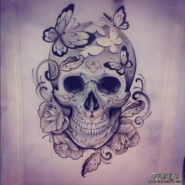 骷髅蝴蝶花纹身图案