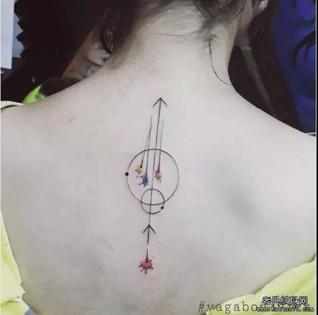 背部小清新水彩箭头圆纹身图案