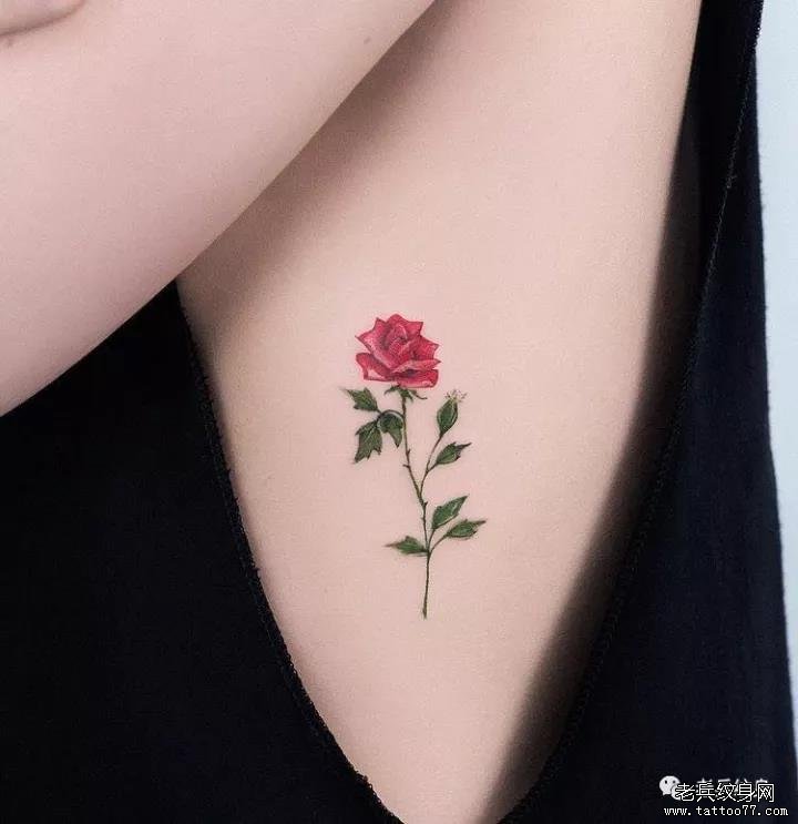 侧腰玫瑰花纹身图案