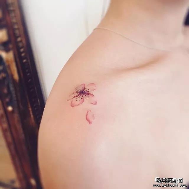 肩部小花纹身图案