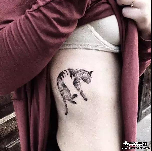 侧腰点刺猫咪纹身图案