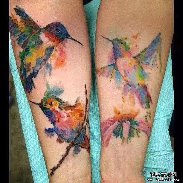 腿部水彩燕子纹身图案