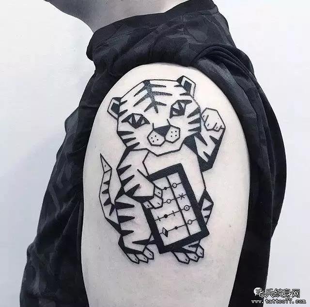 大臂小老虎纹身图案
