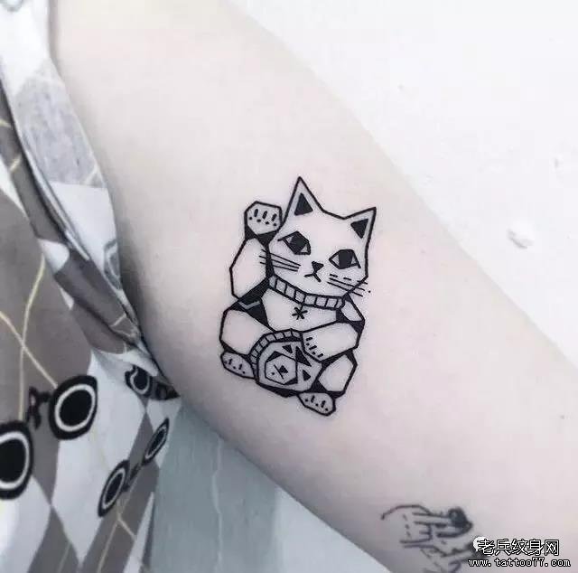 手臂招财猫纹身图案