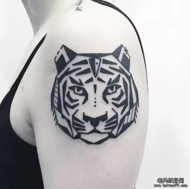 手臂老虎纹身图案