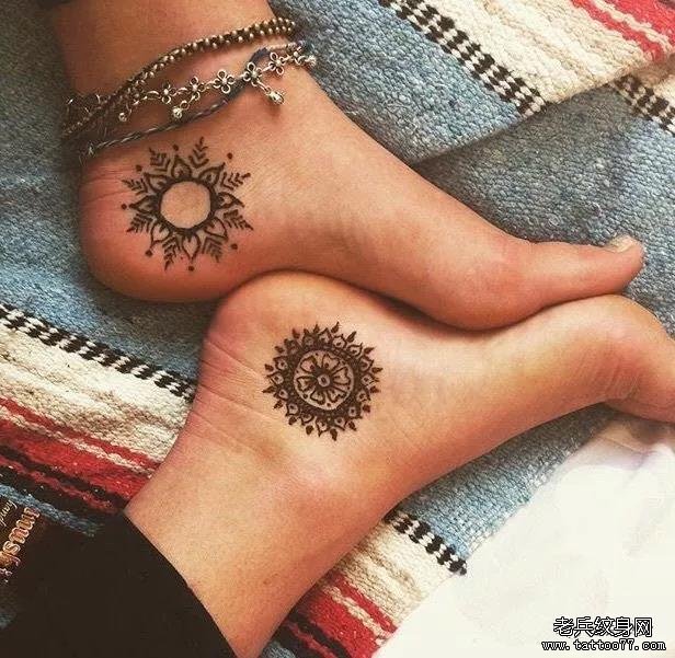 脚部梵花太阳纹身图案