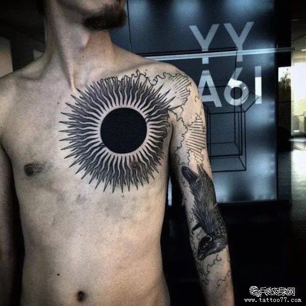 胸部点刺遮盖太阳纹身图案