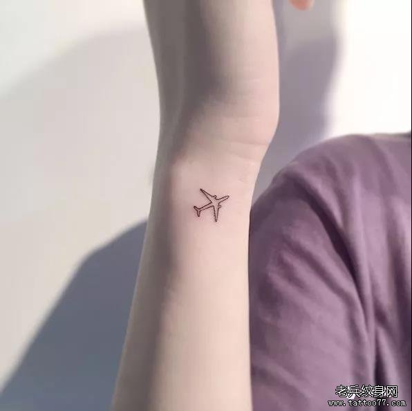 手臂小清新飞机简笔画纹身图案