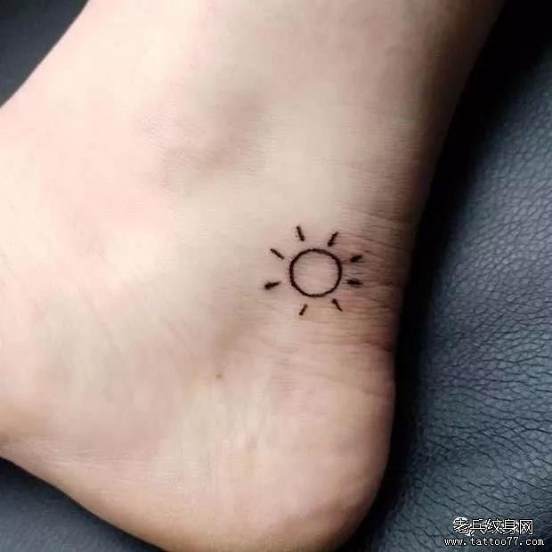 脚踝小清新太阳纹身图案