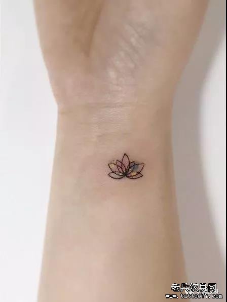 手臂简约莲花纹身图案