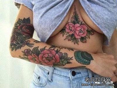 花胸彩色玫瑰纹身图案
