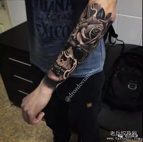 小臂骷髅玫瑰纹身图案