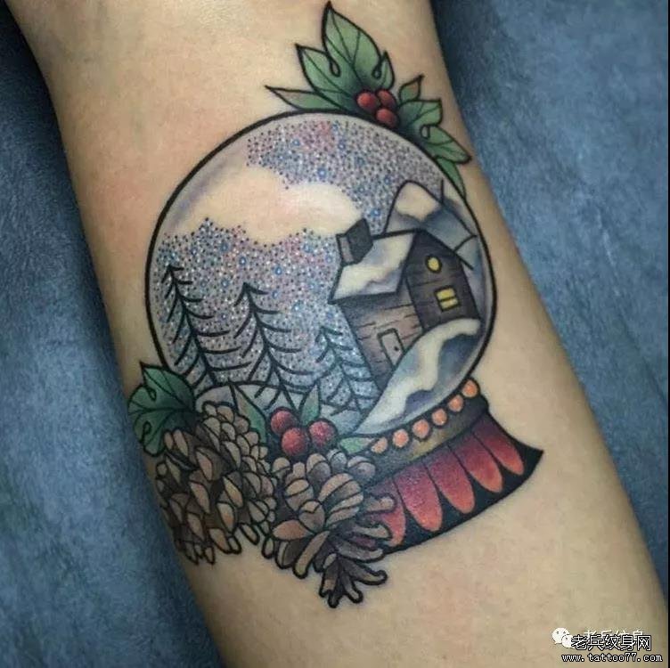 手臂水晶球纹身图案