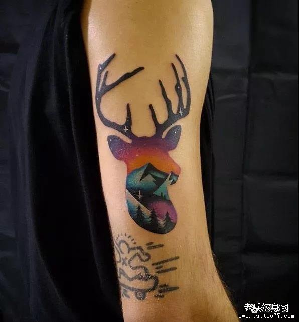 手臂彩色星空鹿纹身图案