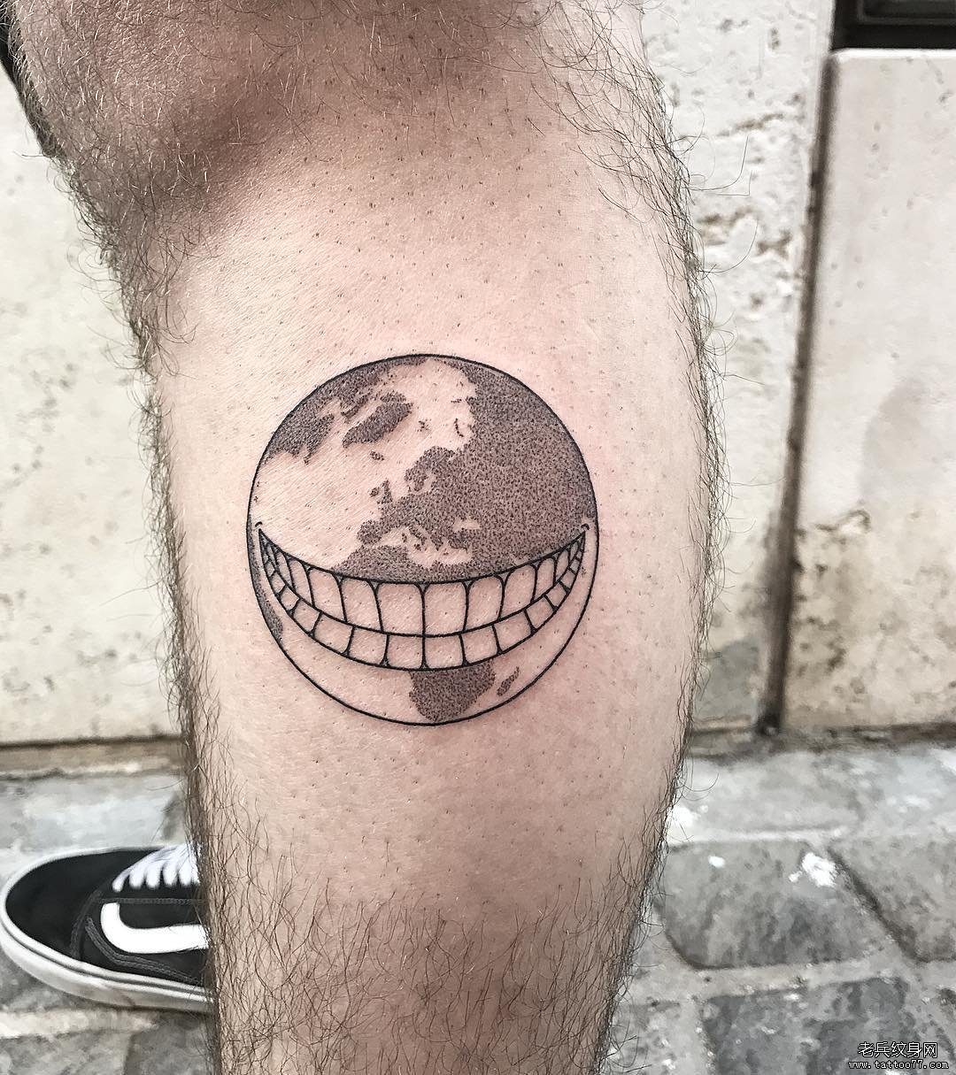 笑脸地球点刺牙小腿球纹身图案