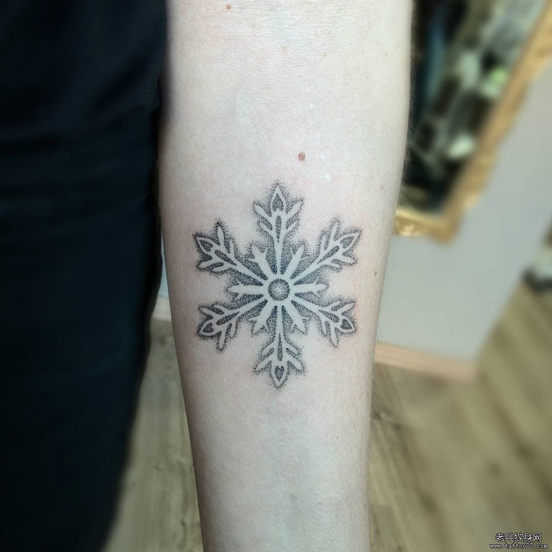 雪花点刺小臂文身图案