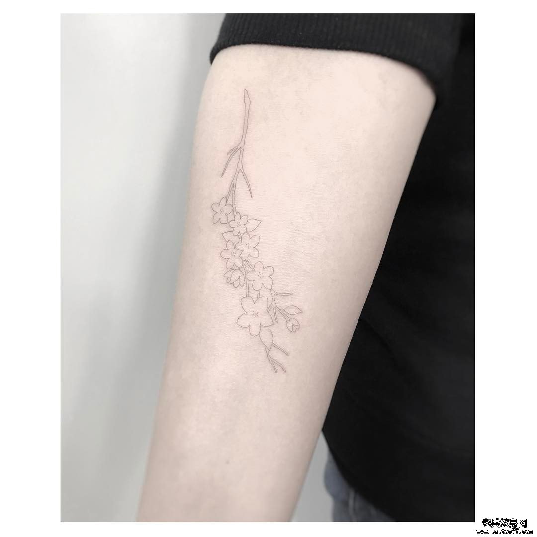 大臂线条花朵纹身图案