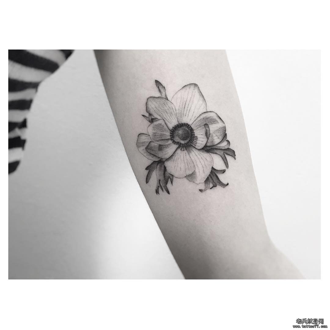 黑灰花朵大臂纹身图案