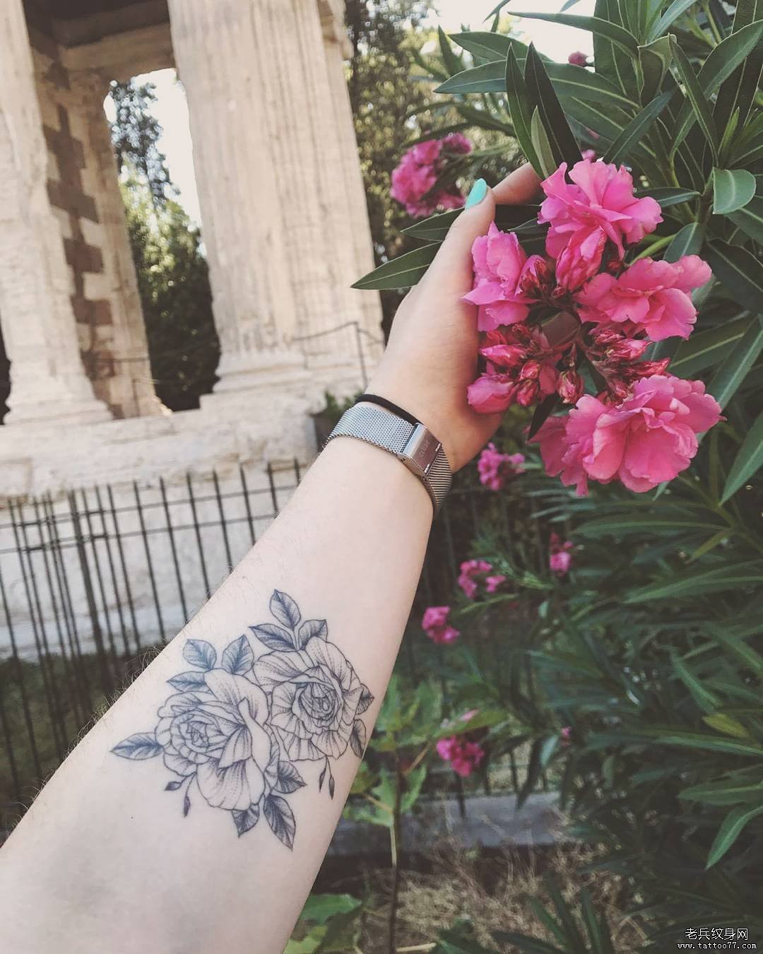 黑灰花朵手臂文身图案