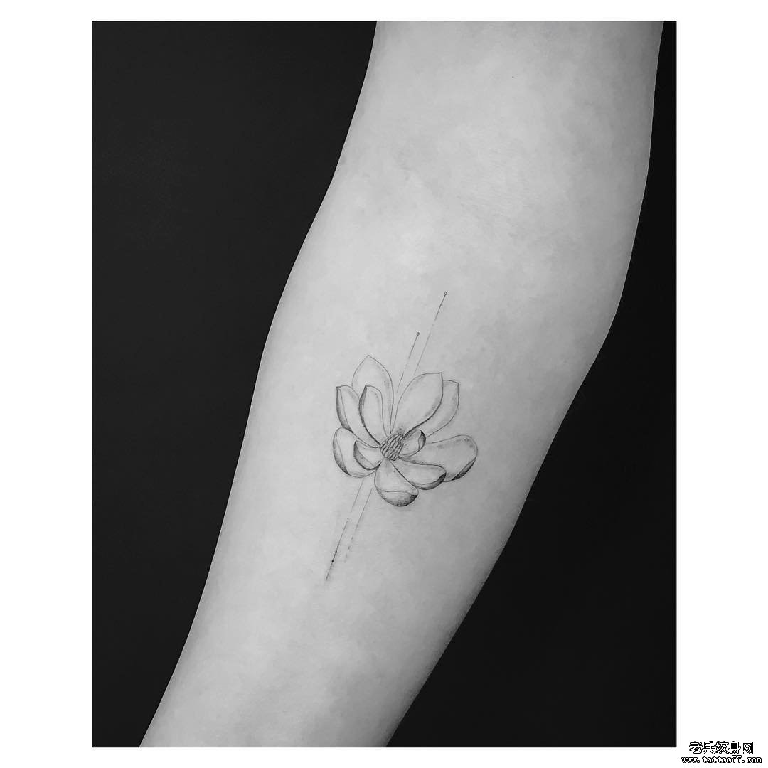黑灰莲花线条小臂纹身图案