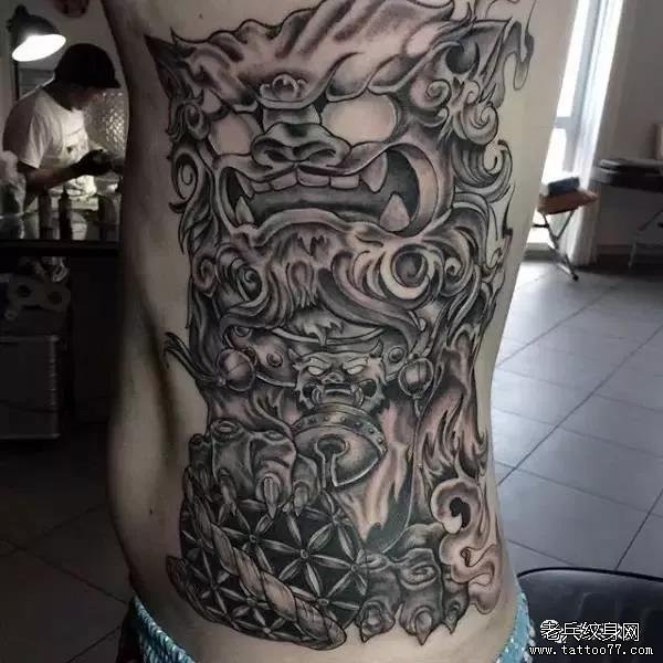 侧腰唐狮子纹身图案