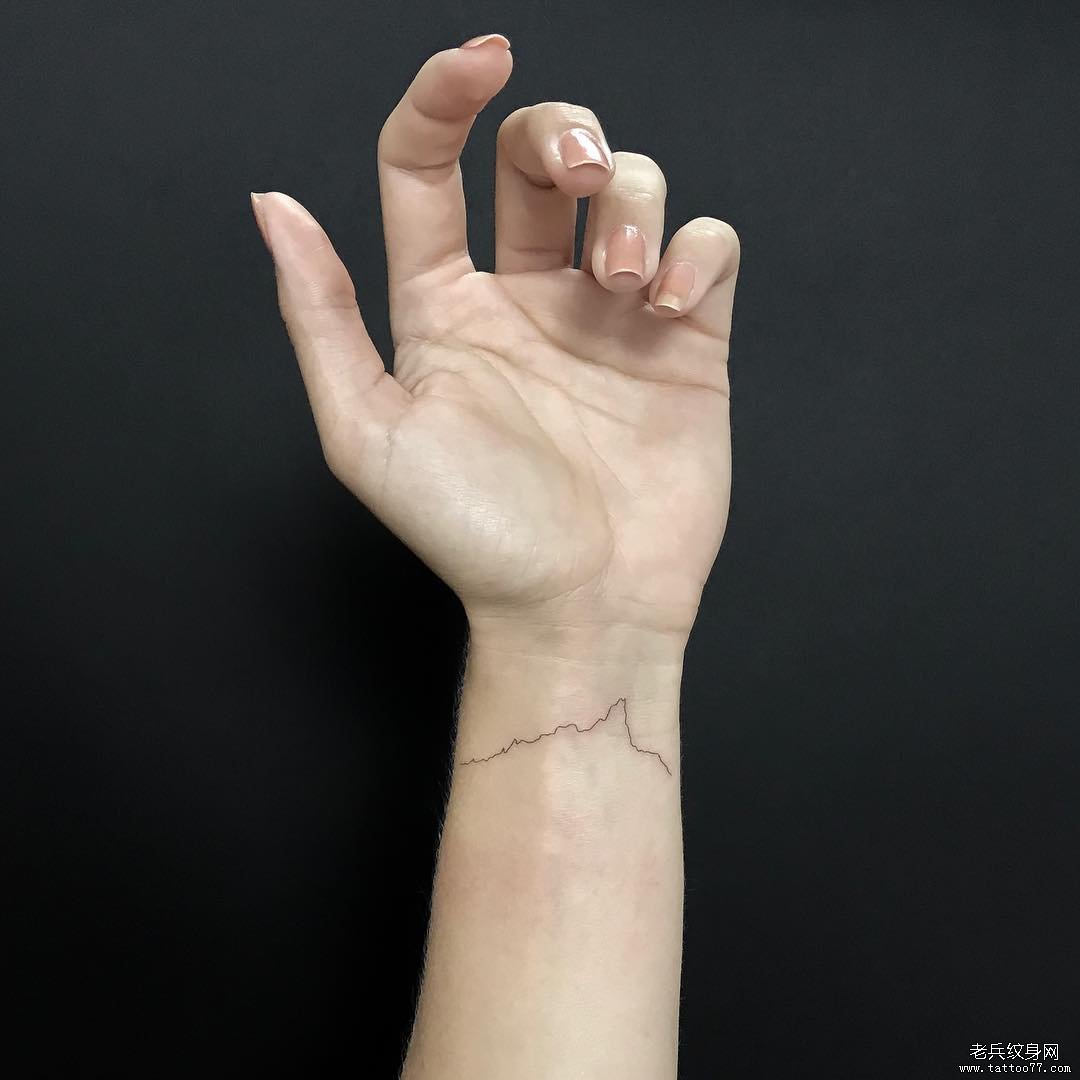 线条山峰手腕纹身图案