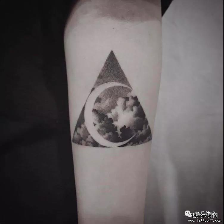 腿部点刺天空纹身图案