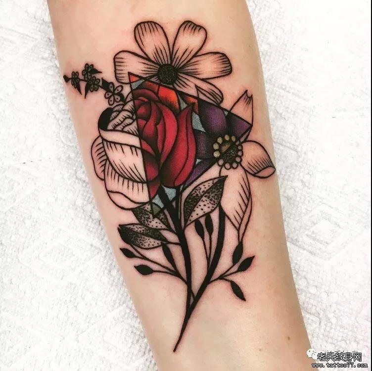 手臂彩色玫瑰花藤纹身图案